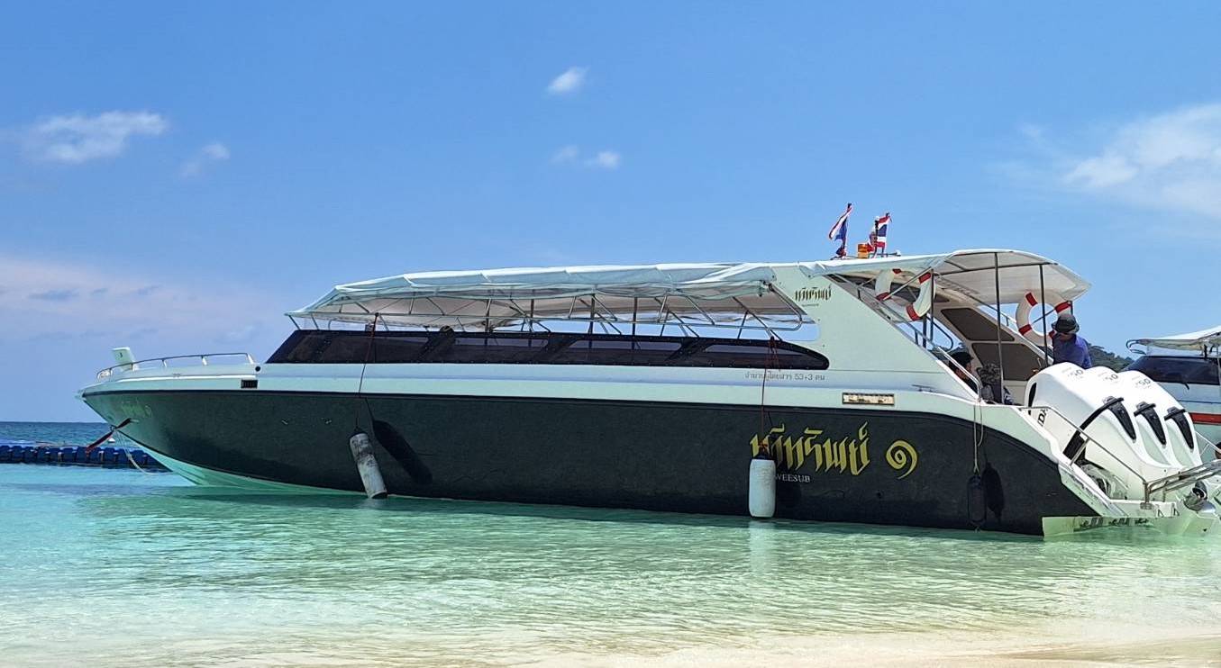 เรือสปีดโบ๊ท Seasatun Travel ภายนอก